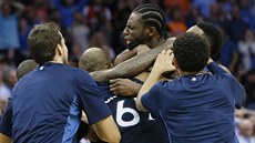 Basketbalisté Minnesoty slaví výhru nad Oklahoma City, uprostřed autor vítězné... Basketbalisté Minnesoty slaví výhru nad Oklahoma City, uprostřed autor vítězné...