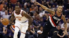 Eric Bledsoe (2) z Phoenixu rozjíždí akci, Shabazz Napier (6) z Portlandu si... Eric Bledsoe (2) z Phoenixu rozjíždí akci, Shabazz Napier (6) z Portlandu si...