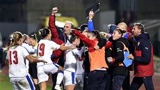 České fotbalistky se radují z gólu. České fotbalistky se radují z gólu.