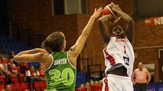 Krystal Vaughnová z Nymburka střílí přes Jessicu Kusterovou z Ragusy. Krystal Vaughnová z Nymburka střílí přes Jessicu Kusterovou z Ragusy.