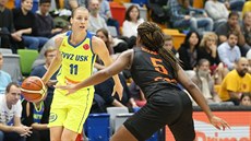 Kateřina Elhotová (vlevo) z USK Praha pod tlakem Brie Holmesové z Polkowic. Kateřina Elhotová (vlevo) z USK Praha pod tlakem Brie Holmesové z Polkowic.