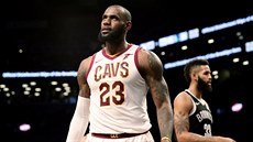 LeBron James nespokojený s výkonem Clevelandu, v pozadí Allen Crabbe z... LeBron James nespokojený s výkonem Clevelandu, v pozadí Allen Crabbe z...