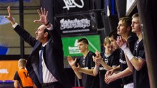 Chris Chuzas, trenér USK Praha, a jeho hráči Chris Chuzas, trenér USK Praha, a jeho hráči