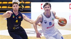 Ondřej Sehnal (vpravo) z USK Praha uniká Rostislavu Dragounovi z Opavy. Ondřej Sehnal (vpravo) z USK Praha uniká Rostislavu Dragounovi z Opavy.