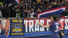 Edinson Cavani z Paris-Saint-Germain slaví svůj gól proti Nice. Edinson Cavani z Paris-Saint-Germain slaví svůj gól proti Nice.