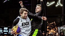 Ondřej Dygrýn z Humpolce se na turnaji v Pekingu tlačí ke koši Rigy. Ondřej Dygrýn z Humpolce se na turnaji v Pekingu tlačí ke koši Rigy.