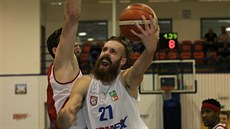 Jakub Krakovič (v bílém) z Děčína zakončuje kolem Kamila Švrdlíka z Pardubic. Jakub Krakovič (v bílém) z Děčína zakončuje kolem Kamila Švrdlíka z Pardubic.