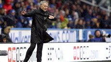 Trenér Manchesteru United José Mourinho divoce gestikuluje v duelu proti... Trenér Manchesteru United José Mourinho divoce gestikuluje v duelu proti...