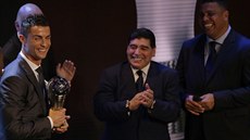 Cristiano Ronaldo hrdě třímá trofej pro hráče roku podle ankety FIFA „The Best“. Cristiano Ronaldo hrdě třímá trofej pro hráče roku podle ankety FIFA „The Best“.