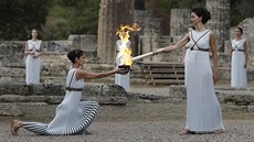 UŽ HOŘÍ. Momentka ze slavnostního zapálení olympijské pochodně v řecké Olympii UŽ HOŘÍ. Momentka ze slavnostního zapálení olympijské pochodně v řecké Olympii