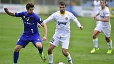 Luboš Tusjak z Vlašimi (vlevo) a Mirzad Mehanovič ze Zlína v utkání domácího... Luboš Tusjak z Vlašimi (vlevo) a Mirzad Mehanovič ze Zlína v utkání domácího...