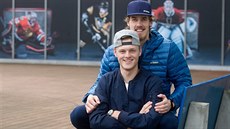DVOJKA Z BENÁTEK. Josef Kořenář (vpředu) a Aleš Stezka sní o NHL. Zatím kousek... DVOJKA Z BENÁTEK. Josef Kořenář (vpředu) a Aleš Stezka sní o NHL. Zatím kousek...