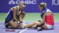 TO BUDE DOBRÝ, NEBOJ. Andrea Hlaváčková (vlevo) leduje Timee Babosové levý... TO BUDE DOBRÝ, NEBOJ. Andrea Hlaváčková (vlevo) leduje Timee Babosové levý...