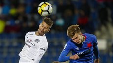 Hlavičkový souboj v podání Jana Navrátila ze Slovácka (vlevo) a Eduarda Sobola... Hlavičkový souboj v podání Jana Navrátila ze Slovácka (vlevo) a Eduarda Sobola...
