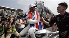 Lewis Hamilton slaví tvrtý titul mistra svta ve formuli 1.