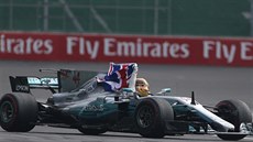 Lewis Hamilton slaví tvrtý titul mistra svta ve formuli 1.