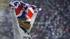 Lewis Hamilton slaví čtvrtý titul mistra světa ve formuli 1. Lewis Hamilton slaví čtvrtý titul mistra světa ve formuli 1.