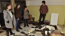 Historik Martin Krsek při převzetí nálezu ve staré chalupě. Historik Martin Krsek při převzetí nálezu ve staré chalupě.