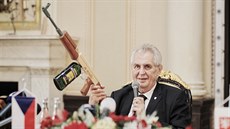 Prezident Miloš Zeman dostal v Nepomuku samopal na novináře. (20. 10. 2017) Prezident Miloš Zeman dostal v Nepomuku samopal na novináře. (20. 10. 2017)