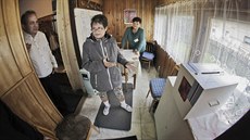 Do volební místnosti přijela také starostka Hošťky Hana Sojková (v popředí),... Do volební místnosti přijela také starostka Hošťky Hana Sojková (v popředí),...