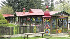 V Krušlově, malé obci na Strakonicku, vytvořil včelař a řezbář Josef Mach... V Krušlově, malé obci na Strakonicku, vytvořil včelař a řezbář Josef Mach...