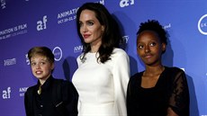 Angelina Jolie a její dcery Shiloh a Zahara (Los Angeles, 20. íjna 2017)
