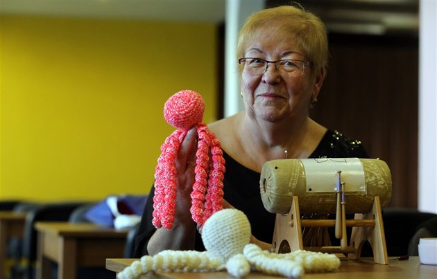Kateina Studeniová vyrábí chobotniky do inkubátor.