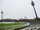 Demolice pokrauj, hradeck stadion v Malovicch u piel o tribunu,...