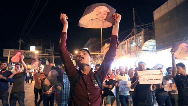 Demonstranti se shromdili podpoit kurdskho prezidenta Masda Barznho v Dahuku (29. jna 2017).