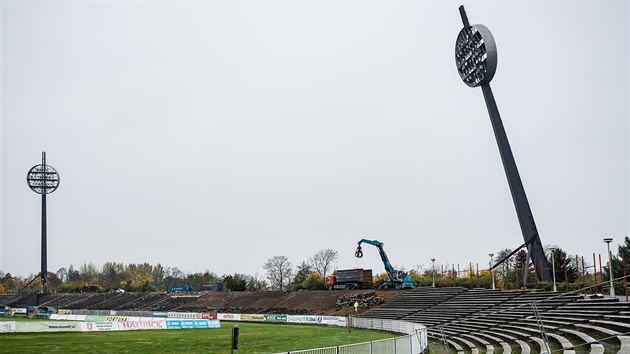 Demolice pokrauj, hradeck stadion v Malovicch u piel o tribunu, zstvaj jen lztka (27. 10. 2017).