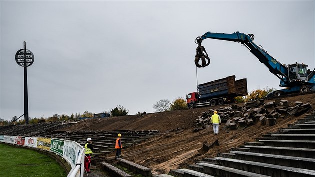 Demolice pokrauj, hradeck stadion v Malovicch u piel o tribunu, zstvaj jen lztka (27. 10. 2017).