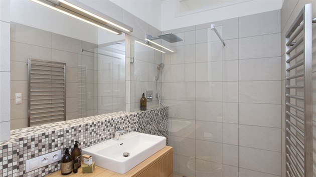 Koupelna s velkm sprchovm koutem