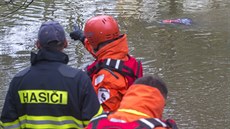 Mrtvý muž v řece Chrudimce nedaleko centra Pardubic. (31.10.2017). Mrtvý muž v řece Chrudimce nedaleko centra Pardubic. (31.10.2017).