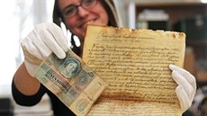 Historička Muzea Těšínska Lenka Nováková ukazuje část obsahu objevené schránky... Historička Muzea Těšínska Lenka Nováková ukazuje část obsahu objevené schránky...