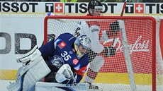 Rasmus Dahlin překonává libereckého brankáře Romana Willa. Rasmus Dahlin překonává libereckého brankáře Romana Willa.