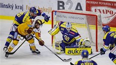 Brankář Zlína Libor Kasík čelí jihlavské šanci. Brankář Zlína Libor Kasík čelí jihlavské šanci.
