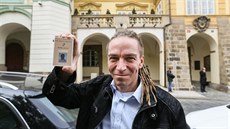 Předseda Pirátů Ivan Bartoš ukazuje svoji poslaneckou průkazku . (31. 10. 2017) Předseda Pirátů Ivan Bartoš ukazuje svoji poslaneckou průkazku . (31. 10. 2017)