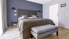 Podle designérina návrhu vznikla postel s atypickým elem vysokým 1,7 m,...