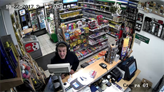 Kladenská policie pátrá po muži, který na benzinové stanici platil kradenou... Kladenská policie pátrá po muži, který na benzinové stanici platil kradenou...