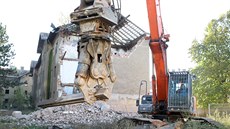 V Přerově začalo bourání někdejšího romského ghetta ve Škodově ulici. V Přerově začalo bourání někdejšího romského ghetta ve Škodově ulici.