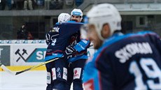 Tomáš Slovák (vlevo) a Juraj Valach slaví gól Chomutova. Tomáš Slovák (vlevo) a Juraj Valach slaví gól Chomutova.