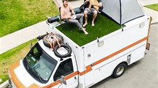 Na střeše sanitky, která má na stěnách i stropě izolaci, je terasa s posezením... Na střeše sanitky, která má na stěnách i stropě izolaci, je terasa s posezením...