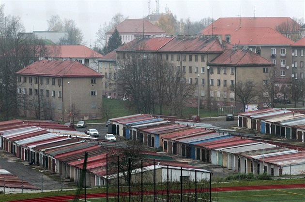 Vybydlené inovní domy u sokolovského kina Alfa.