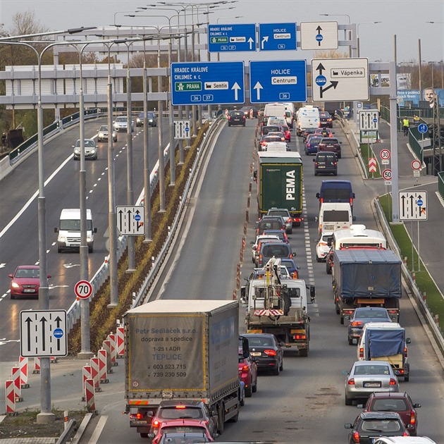 Po rozíení silnice I/37 u Parama na tyi pruhy je nyní posledním dopravním...