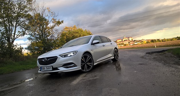 Opel se vrací mezi elitu. Co se designu týe, tak urit. Povedené auto!