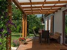 V celé kompozici spolu s rostlinami působí terasa přímo idylicky.