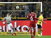 Roman Brki, brank Dortmundu, inkasuje gl v utkn proti Bayernu Mnichov.