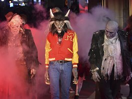 Heidi Klumová na své halloweenské party coby promnný Michael Jackson z klipu...