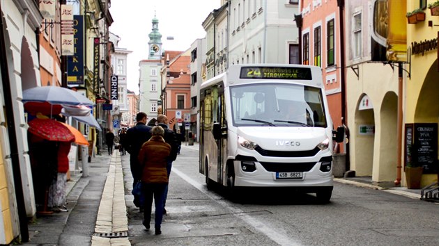 V eskobudjovick Krajinsk ulici jezd od stedy minibusy.