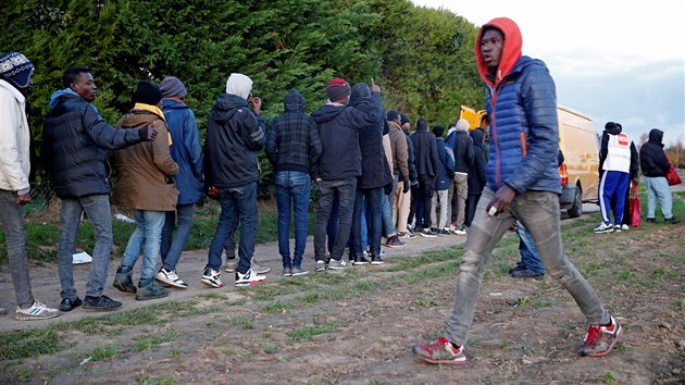 Sdnt uprchlci ve francouzskm mst Ouistreham (30. jna 2017)